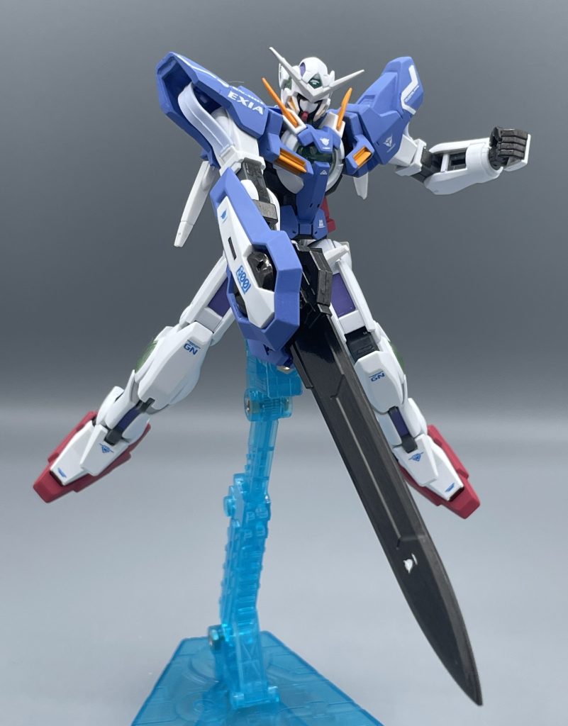 刹那・F・セイエイ。目標を駆逐する GNソードは巨大な実体剣であり、作中のどんなMSも斬り裂くことが可能です。OO放送当時のキットですが、大きさも十分に造形されていて、迫力満点です。エクシアと言ったら、この剣ですよね。