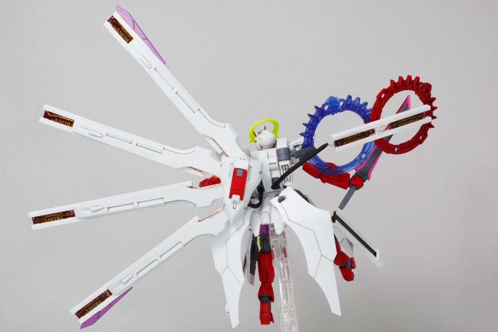 後ろから見ると隠しきれない配線とパネルが💦