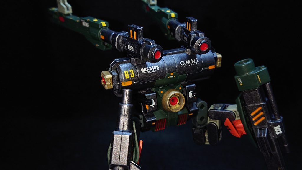 バックパックは30MMのヘビーウェポン1のモノをベースにスラスターを追加して多少の機動力アップを試みています接続方法が2軸なのでビルドストライクエクシードギャラクシーに付いてくるジョイントパーツを使いストライクに接続できるようにしています💡バックパック自体が大型のモノなので他の機体よりも元々のエネルギー量が多く、多少乱射したぐらいではエネルギー不足にならない設定ですｗ膝にもバスターの予備電池パックを持ってきているので安心ですね✨