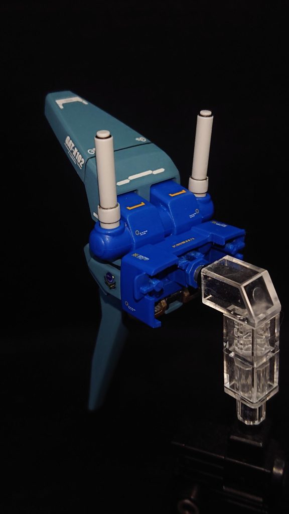 バックパックにはデュエルのモノを使いたかったのですが、接続方法が違い過ぎてそのまま付けることはできませんでした💦なのでデュエルの胸部パーツの背中側ごとバックパックとして付けることにしましたストライクの背中に合うように少し形を整えて接続用の軸を追加してやるだけで結構簡単に取り付けることが出来ました✨アサルトシュラウドの追加スラスターも装備させてデュエル感をプラスしつつ、機動力の向上も試みていますw