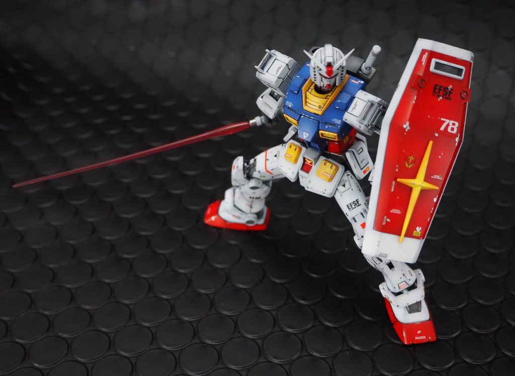 シールドとサーベルを構えて迎撃するガンダム