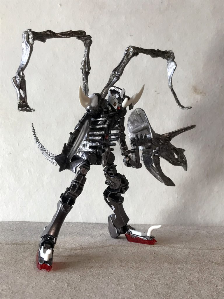 お次は右からのショット!標準装備の太刀に鍔が無いんですよ!お客さん!鍔がない刀剣は手元があぶねーんだよ!おい!やられちまうだろ?バルバトス!おまえ分かってんのか!?おまえさんの太刀はしょぼ、、、いや鍔が無くて手がすべったら自らの手をざっくり、すぱっと、行かれちまうだろ!?つまりは、弱い、、、んだよ!わかれよ!気づけよ!デザインした人、刀の事分かってねーだろ!?!?!?!?爆笑という事で、鍔をつけてやりました!!!!!!!!good job