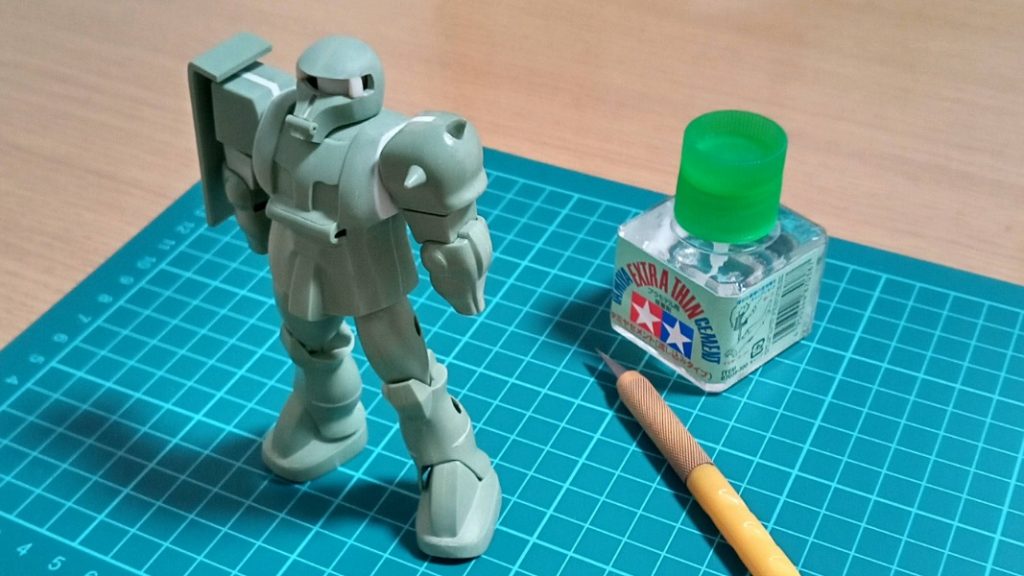 １０年以上も放置してありましたが、こんなことしたかったんだなぁと思い出しました。肩幅を狭くプラ板でハの字に加工。アルミ線でポーズは固定のザクです。完成品の詳しい画像はこちら→https://the-secret-agentman.blogspot.com/2024/12/gunpla-oldkit-zaku2-finished-model.htm  