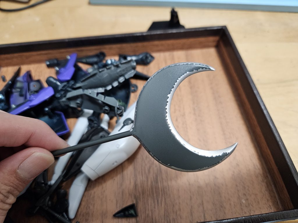 三日月型の杖は切り抜いたプラ板を重ねたりプラ棒を付けたりしたあとマスキングゾルで刃文を作り槍にしました