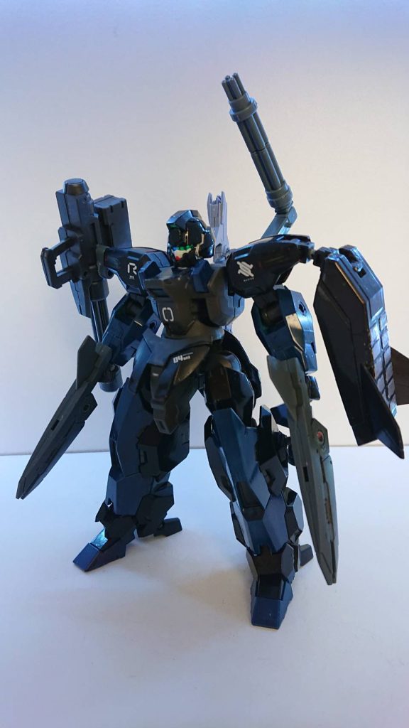 MS-N-1α ディフェンドアーク本機はE.E.のMSパイロットのギル・フィデリス専用で開発が進められたワンオフ機であり、後方支援に特化した機体である。宇宙空間での戦闘を想定しており、機体色は全体的に暗めだ。頭部はガンダムタイプのものと酷似しており、バイザーの下にはガンダムの特徴であるツインアイが隠されている。そのため、本機はアークの皮をかぶったガンダムのようなものである。