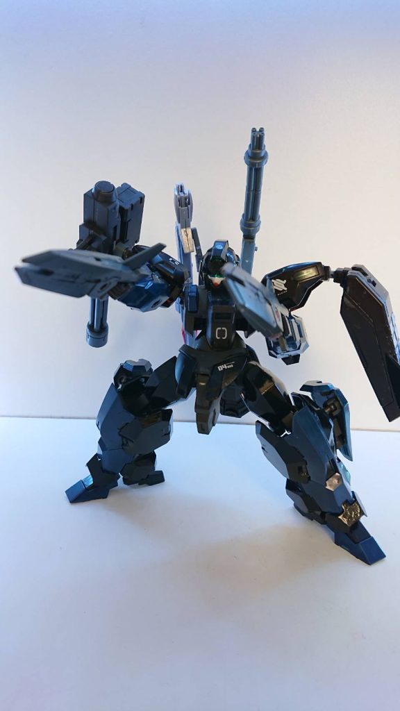 ツインビームライフルビーム弾を主に使用するが、実弾も使用が可能。連射性に優れていて、エネルギーも基本的に切れることがない。ビームガトリング砲右肩に装備されている4連のガトリング砲。取り外して持つことでも撃つことができる。ガトリング砲横にはツインビームライフルをマウントすることができる。