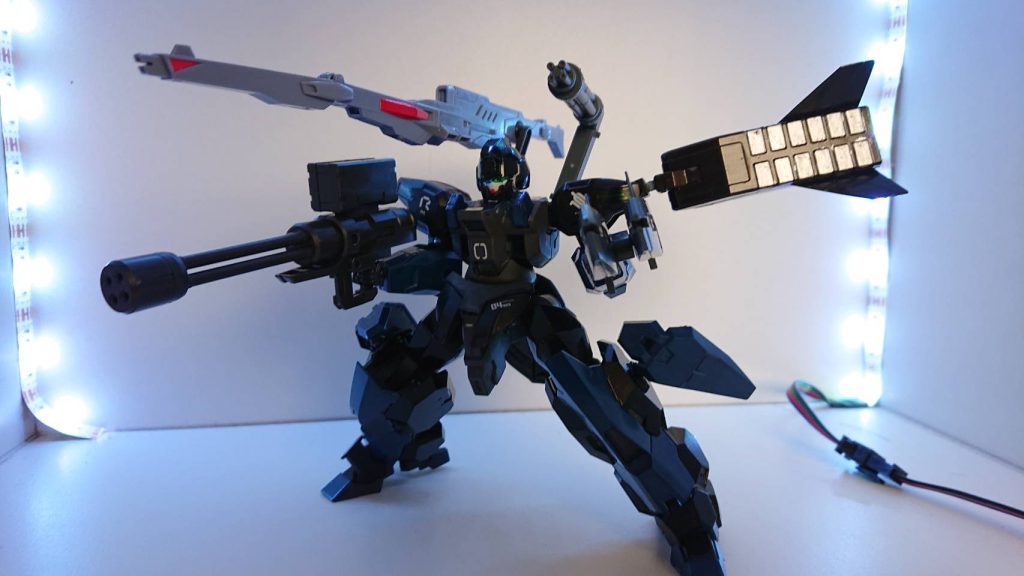 全ての砲門から一斉に射撃することでフルバーストをすることができる。地上ではこの際に機体は砲撃の勢いに耐えるために足部の裏で地面に固定される設計になっている。