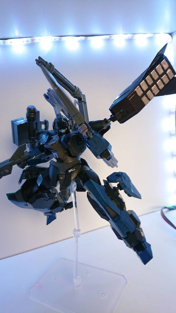 4連マルチランチャーバックパックからエネルギーが供給される4連のランチャー。一門ずつ性能の違う弾頭を撃つことができる。追従弾、散弾、長射程弾、高速弾等の様々の弾頭の搭載が可能。小型マルチミサイル左肩に装備されているマルチミサイルポッドから発射されるミサイル。マルチロックが可能で、追従性も高い。一度に最大36発のミサイルを放てられる。