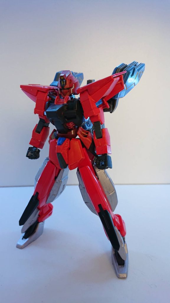 MSX-01β ストームアーク型式番号MS-N-1αディフェンドアークと同時進行で製造されたリン・フラマの専用のワンオフ機。ディフェンドアークと同じくバイザーの下にはツインアイが隠されている。小型ながら大推力のストームバーニアを各所に搭載しており、高速戦闘が可能。その特性を生かし、戦闘では二本のビームダガーを使用し敵機を切り裂く白兵戦を主体としている。