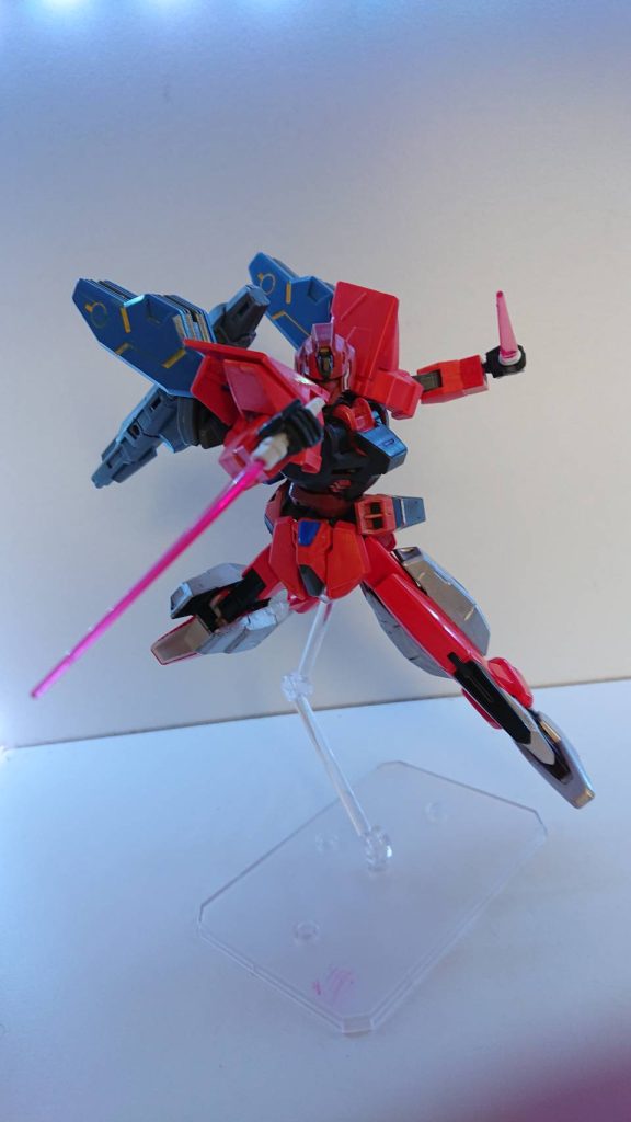 ビームダガー短めのビームサーベルのようなものであり、本機の主武装。高速で動けることで敵機の懐に潜り込み切り裂いたり突いたりすることができる。