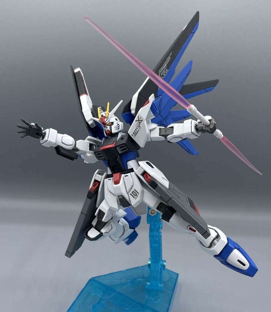 やめろッ！僕を行かせてくれッ！！　　とはいえ、HGCEにクリアパーツ＆連結グリップを貸してもらうと凄くカッコいい(笑)　アニメ放送当時のフリーダムのHGはサーベルの連結ギミックもオミットされちゃってるんですよね・・・