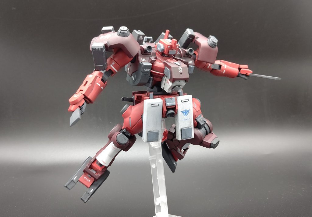 ソレスタルビーイングはスポンサーを失い資金難だったという設定を見たので、武装面は安く供給するため旧式の実体弾、実体剣(マチェット)を中心にしているという設定です。また機体の生存性をあげるため、全体的に装甲を増やしています。