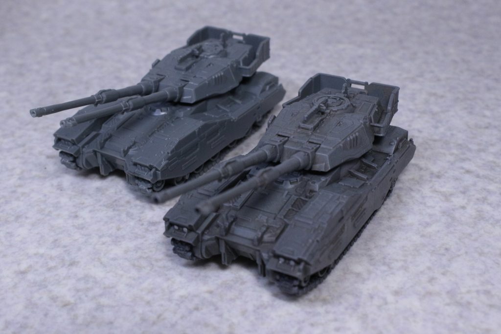 素組みと並べるとこんな感じに。もう一個の方はもうちょっと気合い入れて作ってみようかな… デザイン的にはイグルー版ですね、実車的なアレンジがイイ感じです。なんというかこのアレンジに見慣れてしまっているので初代の61式を見ると「こんなんだっけ?」となってしまいます。これ以外もオリジンや08小隊でアレンジされていますがどれも車体後方寄りに旋回砲塔の基部があるのが特徴でカッコイイ。イスラエル軍のメルカバ戦車が似た感じのシルエットなのですがエンジン類が車両前部に搭載されているので正面被弾時に装甲の役割も果たし乗員を保護できるようです。