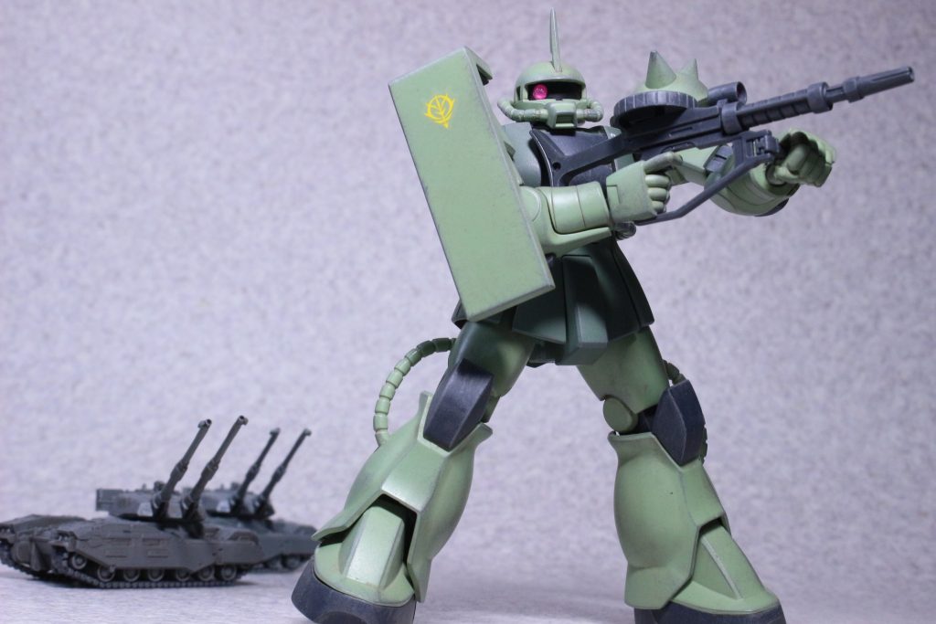 61式とザクといえばギレンの野望 ジオン独立戦争記でザクがファンファンに誘導された先で待ち構えていた61式の一斉射撃で撃破されるムービーが印象に残っています。ゲーム的には連邦軍の反撃が始まり地球の拠点を奪還し始めた辺りで流れるムービーなのもありMSに対する攻略法が確立された連邦の戦い方といったところが伝わる良いムービーですね。 この地上戦セット、改めて調べるとUCハードグラフのシリーズなんですね。 以前HGUC陸戦型ガンダムセットは作ったのですが他のランバラル隊セットや連邦軍対MS特技兵セットとか店頭で眺めながらすげーと心躍らせていましたが当時小中学生だったので値段的にもキットの難易度的にもなかなか手は出せず… 1/35の61式なんて9000円でしたから尚更。今なら買えるし作れるぜ!となっても逆にもう売ってる所は無く。あぁ無常。