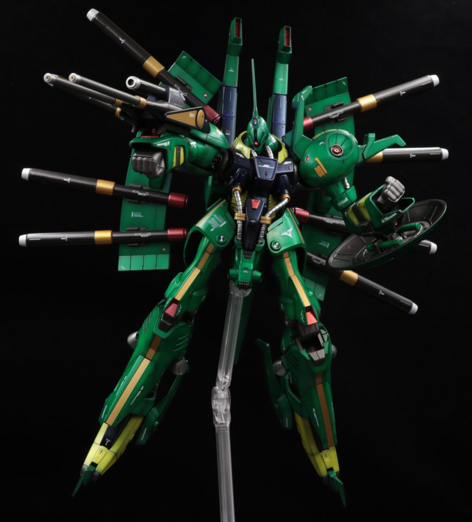 固定武装も含め武器が多いのでボリュームがあって映えますね。