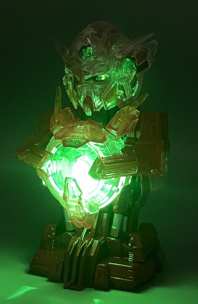 トランザム!!! 暗闇に置くとこんな感じ。すげー。ちなみに、これは頭部カメラにも発光ユニットを装備した状態です。 クリア外装+発光ユニット×2=1,500円の恐ろしい金額の輝きです。ガンプラ買えるやん…(^^;