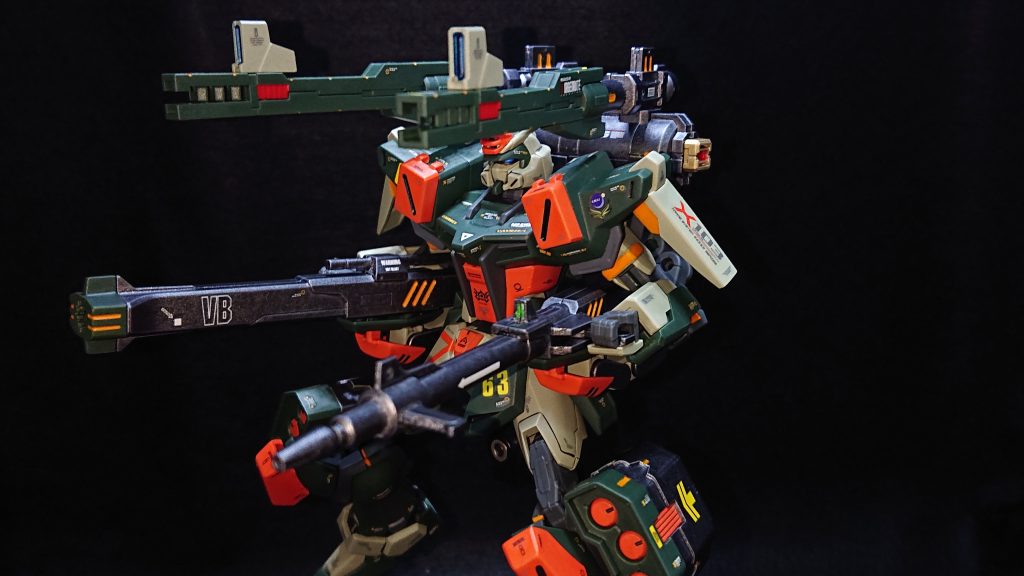今回のお気に入りポイントは“全体のカラーリング”ですパッと見るとバスターだけどよく見るとストライクって感じを目指していますｗその為、メインカラーを暗緑色にしオレンジを合わせてバスター感を出しつつ、灰緑色で全体のバランスをとっている感じです💡緑とオレンジを合わせるうえで一番気を付けたことはコンビニのイメージを持たれないようにすることでしたｗストライクはコラボキットが出ていたりするので、そっちに引っ張られないように配色には結構気を付けました💦ちゃんとバスターらしく見えてくれると嬉しいですｗそしてもう一つ心掛けたのが武装の配色でした自分は武装をガンメタルやゴールドで塗りがちなのですが、以前コメントにて「機体のメインカラーを少し入れると良い感じになる」旨のアドバイスを頂きましたので、今回をそれを心掛けて塗装してみました！専用武装感が出て自分は結構気に入っているのですがどうでしょうか？評判が良ければ今後はこういう感じで塗装してみようと考えていますでは、最後までご覧いただきありがとうございました