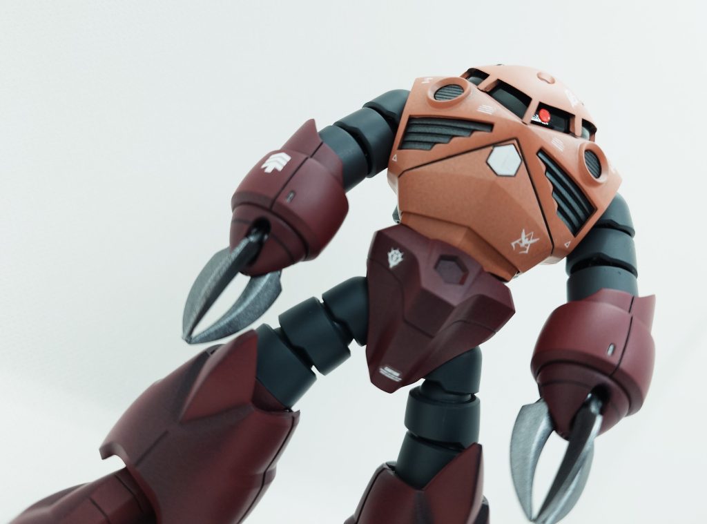 合わせ目消し、全塗装、デカール、トップコートで仕上げました。体に関しては後はめ加工を実施しました。爪のみ半光沢仕上げとしました。モノアイはマテリアルシールを使用しています。