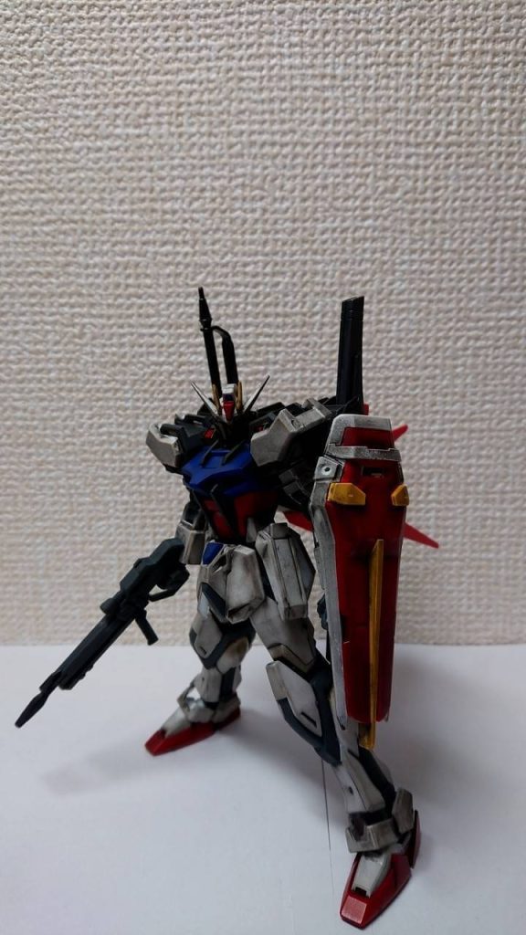 それでは二つ目!Re パーフェクトストライク ウェザリングVerです。初のウェザリングに挑戦した機体です。ソードとランチャーのオプションパーツ発売前だったのでデスティニーのアロンダイトと名無し砲で代用してます。投稿しなかった理由…それは完全に存在を忘れていたこと!!!その後、この機体を封印しています。