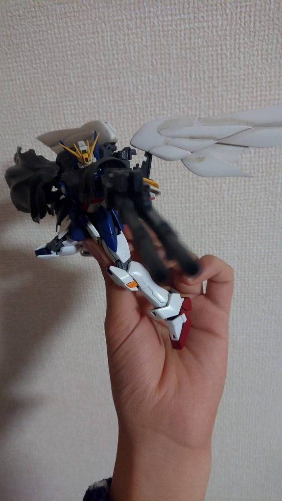 ここだけちゃんと機体解説を入れますXXXG-X1 R ウイングガンダムΩカスタムウイングガンダムゼロEWとクロスボーンガンダムX1のミキシング機体。フードの男が扱うガンプラ。なぜか右腕が損失しており、それを隠すようにX1のマントを被っている。ウイングガンダムゼロEWの主翼も無くなっており、外見からは性能に型落ちがあるように見える。しかし実際はELダイバーとしてGBNに潜んでいるリボンズ・アルマークの力によって機体の損傷を思わせないような動きをする。主な武装はツインバスターライフルEW版、ビームサーベルこいつはちゃんと設定も作ってあるのに今まで投稿しなかった理由…それはゼロカスの関節がバキバキになったから!!!ABSであることを確認せずウォッシングしたらバキバキに逝かれました。