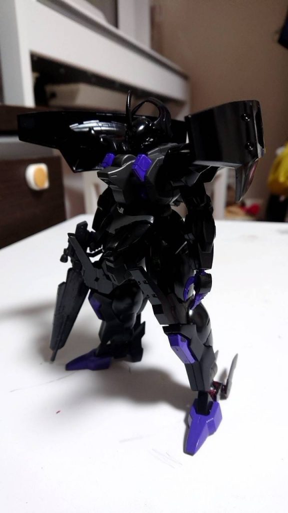 一つ目はダリルバルデです!リサーキュレーションエクシアをイメージしたカラーにしました。そして毎度のごとく使いまわしている謎ライフルもこのダリルバルデ制作時に作りました。投稿しなかった理由…それはガンスタの存在を知らなかったから!そしてもう改造にすべて使ってしまったからポージングができないからです!!金がない貧乏中学生は部品の使いまわしですよォ。