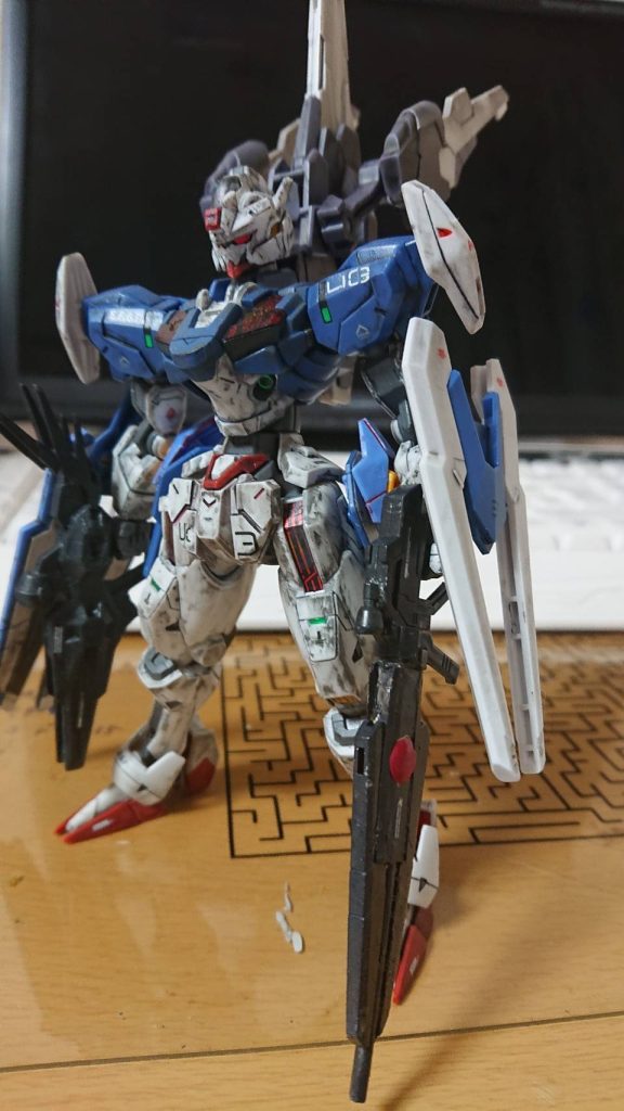 それでは三つ目!デストリームエアリアルです。一度つぶやきの方で投稿しました。デカール貼りの練習としてエアリアルを使っていたのですが、その後改造したらゲテモノができました。投稿しなかった理由…それは汚しすぎたのとパーツの紛失が多かったから!!!パーツ管理は大事ですなァ…