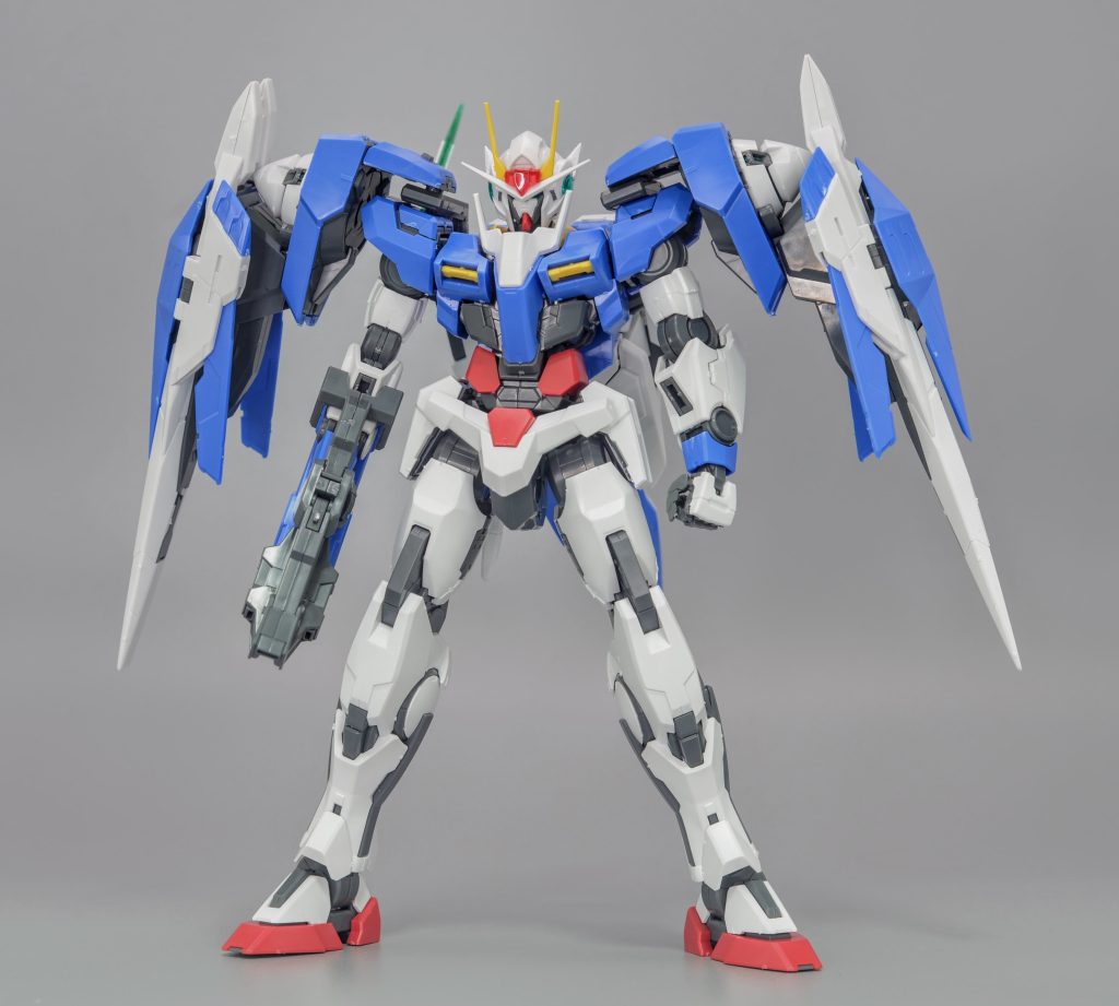 ポーズがヘタってますがMG00Rの素組み状態です