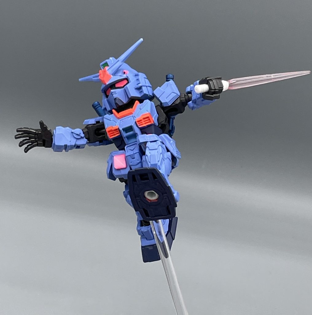 逃がすものか―ッ!!  ビームサーベルは、モビルスーツアンサンブルから拝借。武器セットには”両平手”が付いてくるので、このポーズも再現できます。 ガンプラだと平手は左手のみとか多いので、ここはありがたい点。武器セットは、本体に比べて割高感が凄いですけど。。。