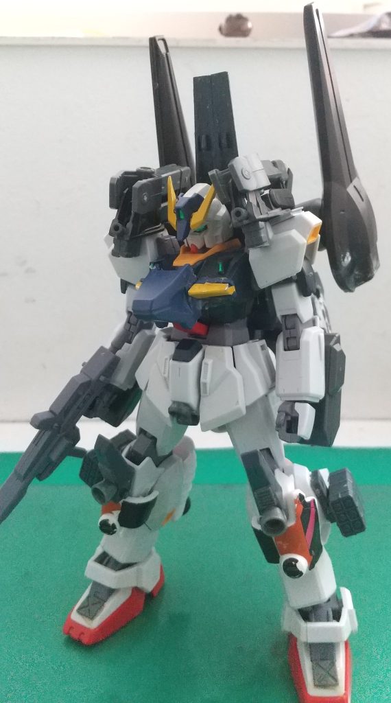 通常形態ビルド魔窟の特徴であるバインダーライフルが破壊されたのでその部分にアレックスの腕部ガトリングを搭載。腕部ガトリングは本機のミニシールドになってます。スタークジェガンみたいな感じ。脚部には六連装ミサイルポッドx2を搭載。