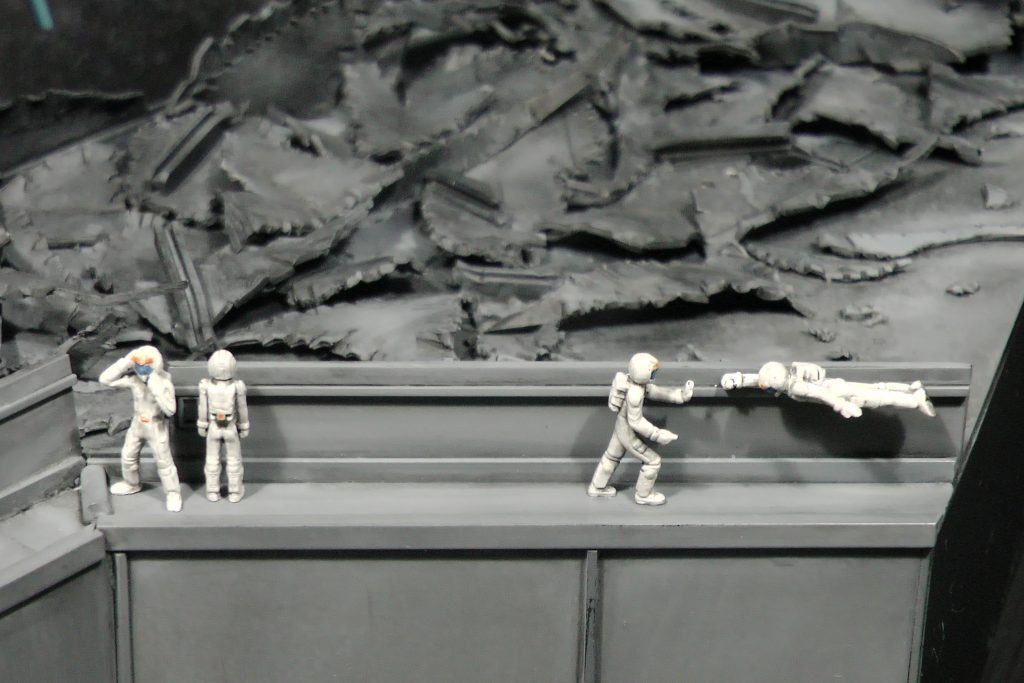 リックドムのジャイアントバズーカの爆発で出たらしい瓦礫は、溜めに溜めたプラ板の切れ端です。