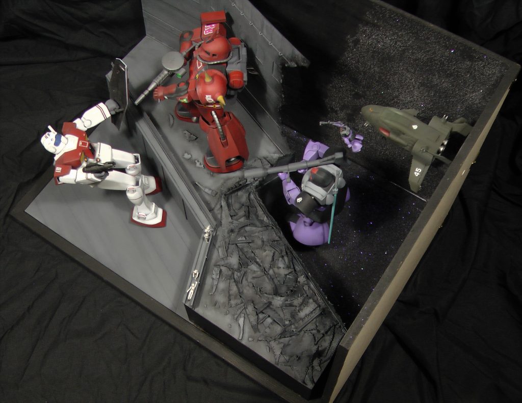 台座は木製ボードやコルクボード、プラ板、プラ棒でそれらしく。星空の表現は、100均ショップで見つけたラメパウダーです。