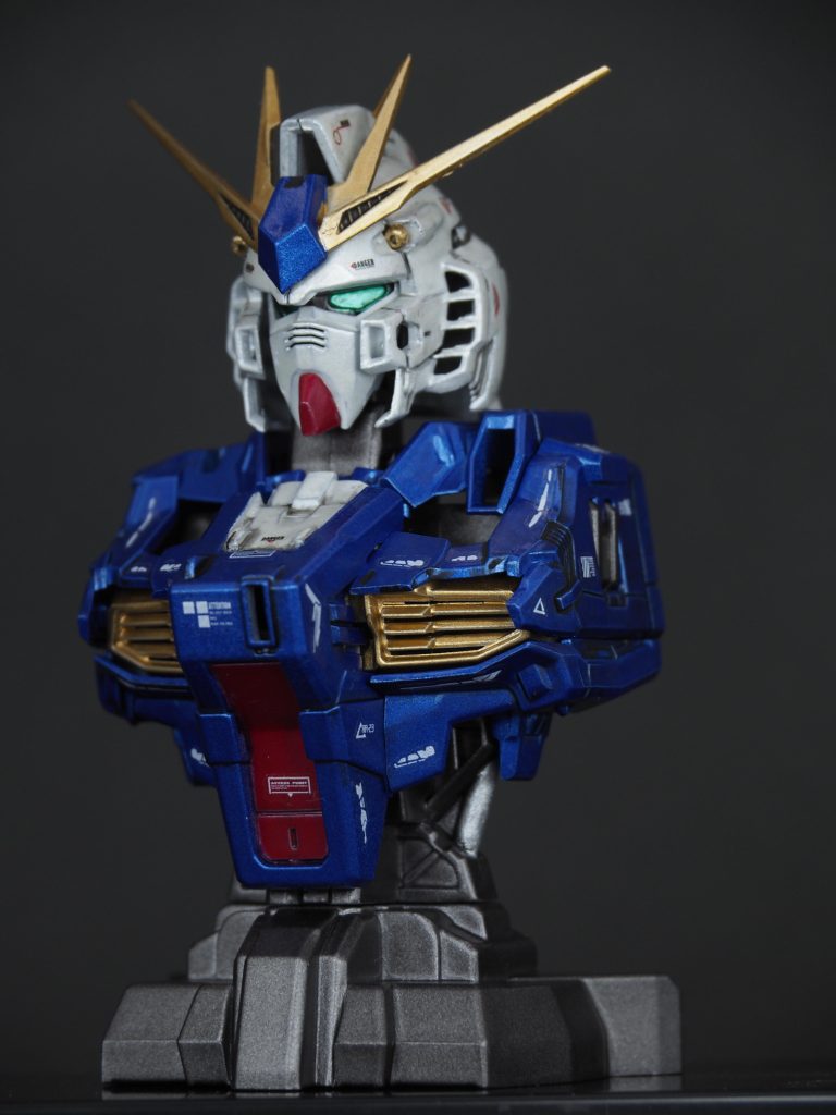 νガンダムはRX93ffイメージのブルーメタリックに塗料はすべて水性ホビーカラーのメタリック色と白はパールホワイトを吹いています。