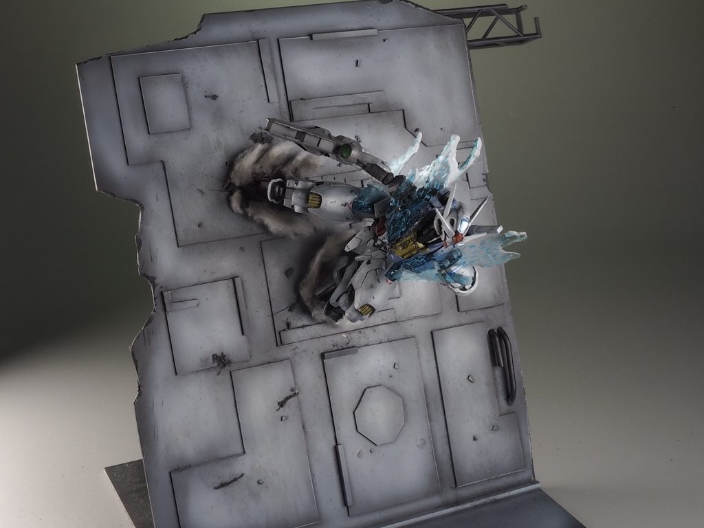 廃墟の壁はプラバンとプラパイプで作製、エアリアルの首を一度切断して上向きで接着しています