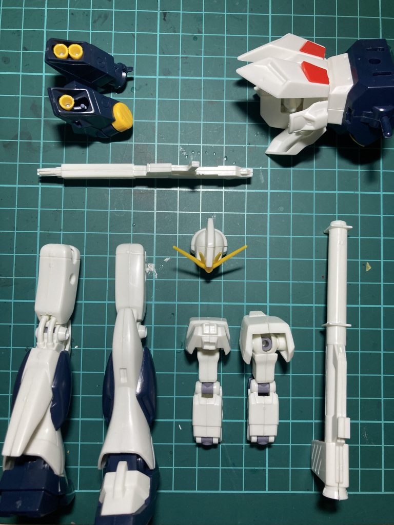 合わせ目だらけー合わせ目消しした部品を挟み込んで、合わせ目消し。。。でも、個人的に合わせ目消しは好きな作業