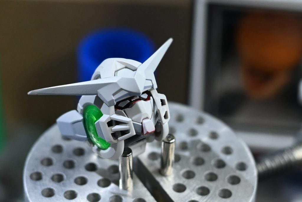 ツインアイはプラ板から切り出し作りました