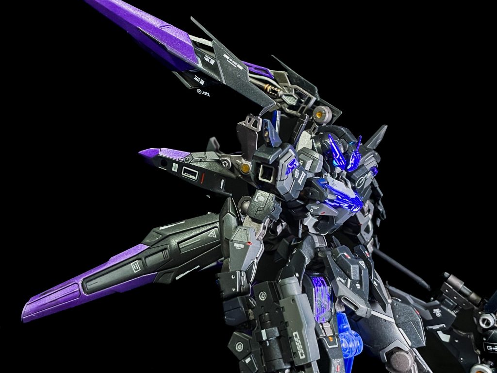 アンテナにもシェルユニットを仕込んだんですが白背景だとどうも上手く光って見えないので一枚だけ黒で最近どうもダメなんですよね黒背景