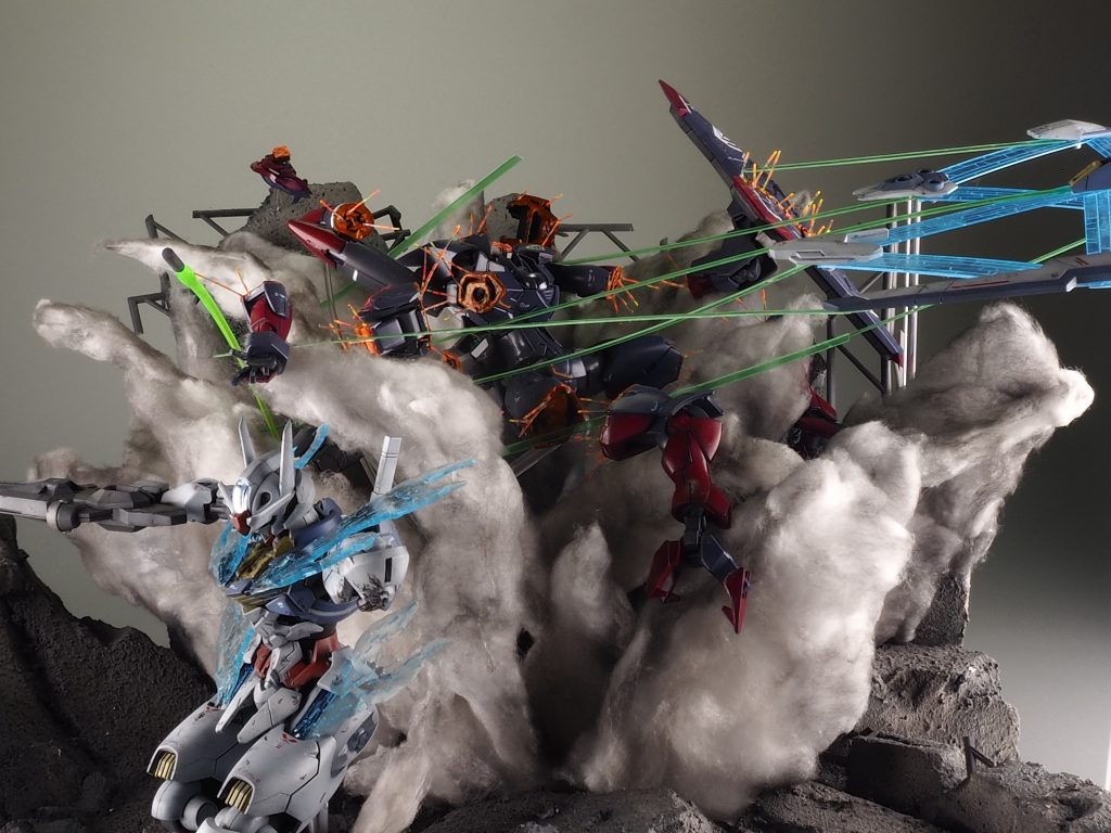 ブラックライトを照らしていない状態ですジオラマのベースはスタイロフォーム、煙りはコットンパフ、切断面は木工ボンドを半乾きにしてからテクスチャをつけました、火花は光ファイバーを使いました