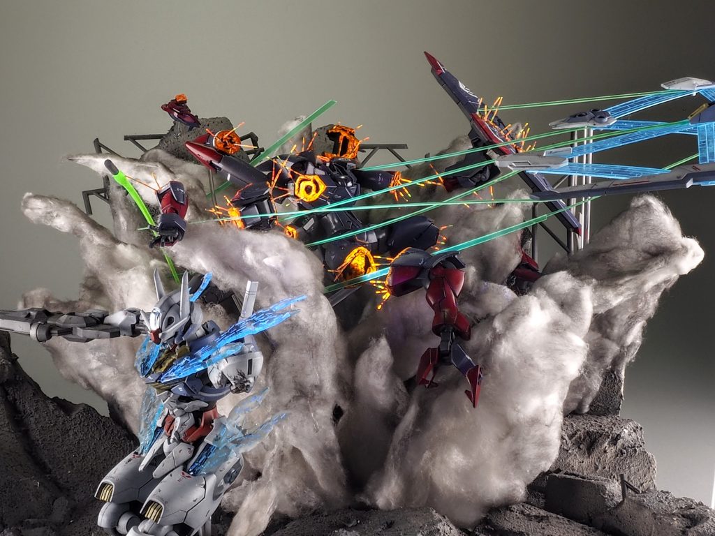 蛍光塗料を多用したのでブラックライトを照らすと見応えがあります