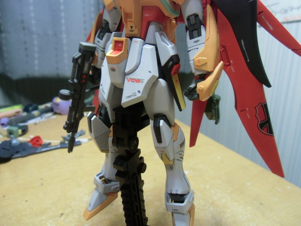 下半身はボリューム不足なのでセンターアーマーを2.5mmかさ上げし、腿をプラ板とポリパテで前後上下左右に1mmずつ延長。フロントアーマーは長すぎるので斜めに3mm詰めています。写真には撮っていませんが前後のアーマーを裏打ちし、0.3mmプラ板でトラス状のディテールを追加。サイドアーマーと膝のスラスター周りを黄色で塗り分けて派手な感じに。