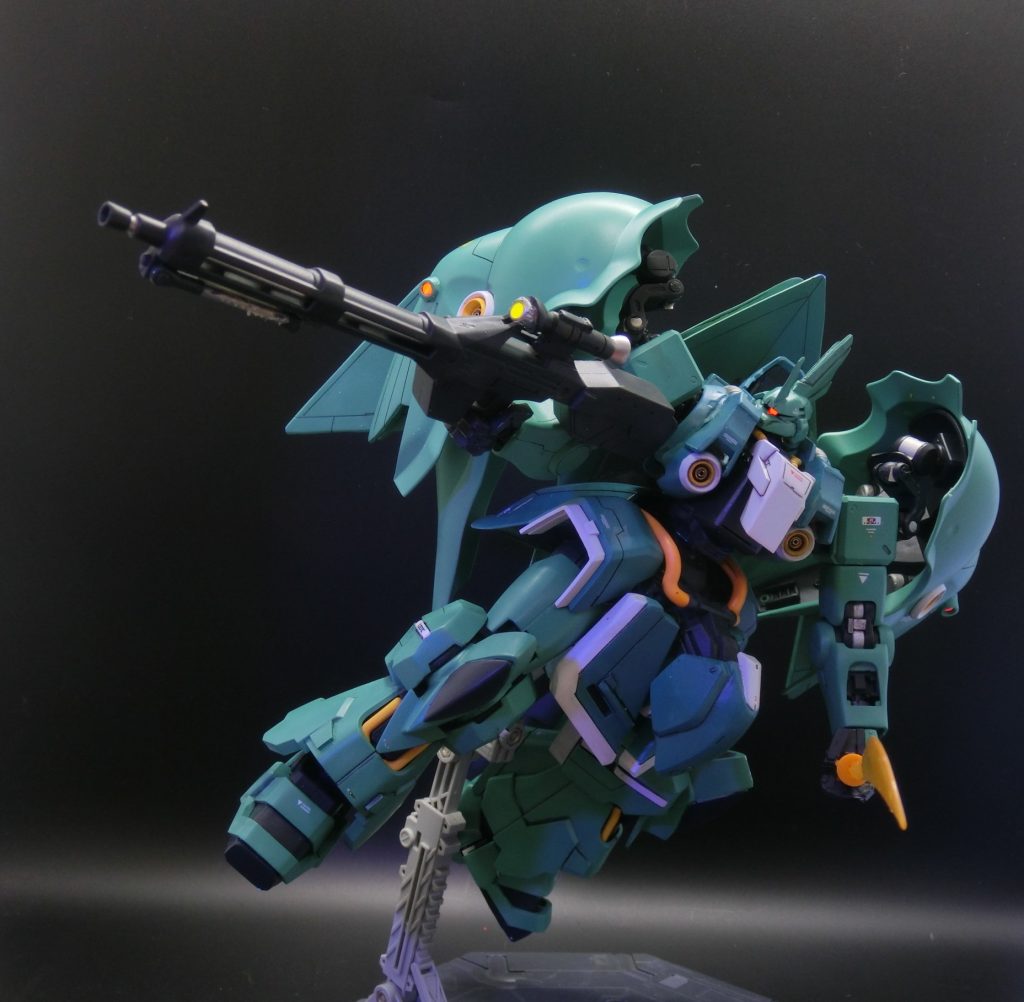 ゲルググのような面影を残す、モビルスーツ腕はＭＧグフのものです。ライフルはＭＧゲルググ