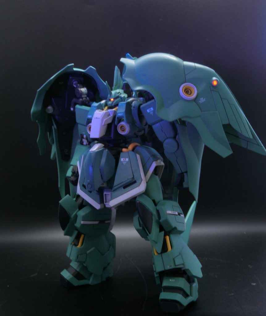 ひし形の膝はゲルググの特徴をイメージ