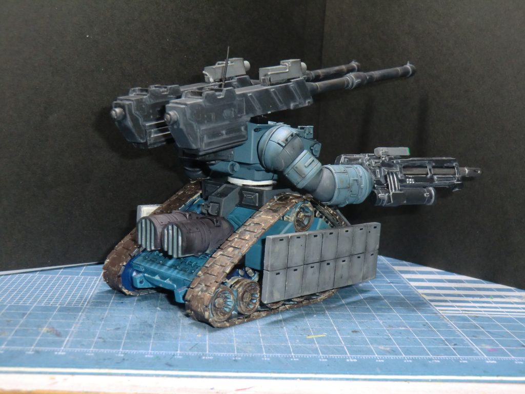 主砲300mm滑腔砲 元キットの砲身を10mm延長して使用。 同スケールのバルバトスの滑腔砲と砲の口径がほぼ同じなのどうなのよって感じだけど、今回はちょうどいい感じの口径なので丸々活用。後ろ半分の機関部は砲身をプラ板で囲うように箱組して弾倉は後部に設置した。 