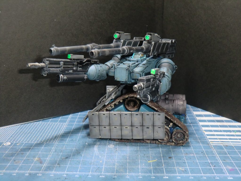 中長距離から高精度センサーを用いる精密射撃が主な運用方法。その為専用に設計した大型の300mm滑腔砲を2門装備。(重い！)ビームライフルは銃身を冷却剤タンクと直結することで連射および長時間照射が可能。銃身の寿命が短いので交換が容易にできるように設計。威力もRX-78と同等。どちらも一発でも直撃すればMSの正面装甲を容易にぶち抜けます。近づかれたらビーム連射して当たらなくてもビビらせつつ後退するのが基本。ちなみに外部センサーは武装のセンサーによる依存度が高い