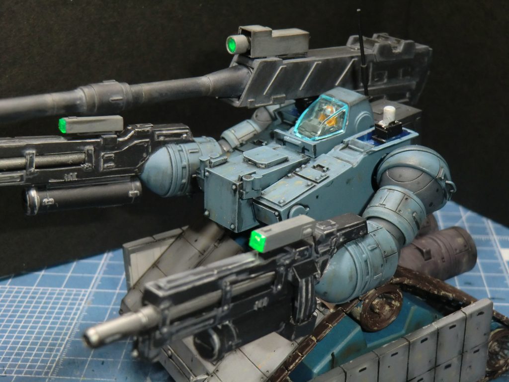 頭部は本来の位置から胴体へ埋まるように設置。かなり首をすぼめてますね。できるだけ全高を低くしたいから頭取っちゃってもいいかとも思ったんですけど、やっぱ特徴的な頭部を残したいがためにこのような形になりました。耳をカットして後頭部にアンテナを設置。ウェーブのセンサーと伸ばしランナーを合わせてます。 頭部コックピットは塗装して隙間にちょこっとプラ材突っ込んでそれっぽくしてますね。