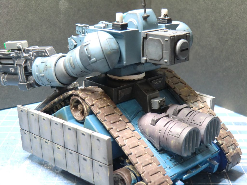 下半身の足回りは泥汚れっぽくウェザリングペーストを塗って着色。側面装甲は3mmプラ板に溝彫っただけ。一応取り外し可