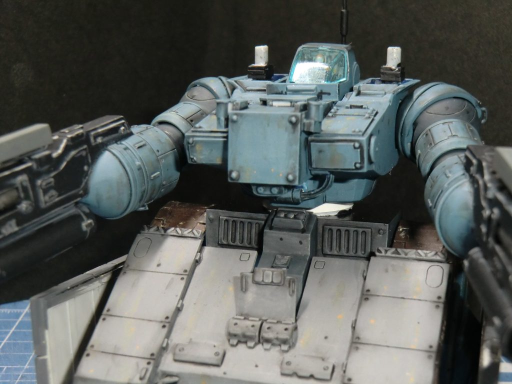 胴体は最も形状に手を加えた部分。腹の辺りで真横にカットして、胸も5mm切って縮めて8mmほど後ろにズラしてます。下半身との接続部(腰？)は丸々自作品に置き換えて360°回転出来るようになってます。頭部も埋設してるのでだいぶ平たくなってますね。正面を重装甲らしく厚くして、パッチアーマーをぺたぺた貼ってそれっぽくリベットも追加してデコってます。下半身も正面を覆うようにプラ材で追加装甲を設置。 