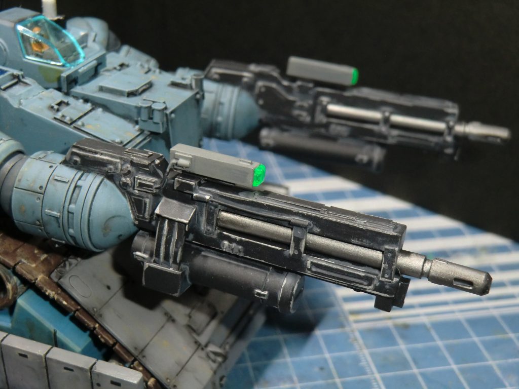 腕部試作ビームライフルプラ材にて自作。銃身と下部のタンクはプラパイプを使用。ちょっとわかりづらくなってますが、むき出しケーブルも付いてます。2丁作りましたが左右用で向きが異なります。一年戦争時のMSを一撃で葬れそうななるべく大きすぎず試作っぽく無骨な感じに製作。