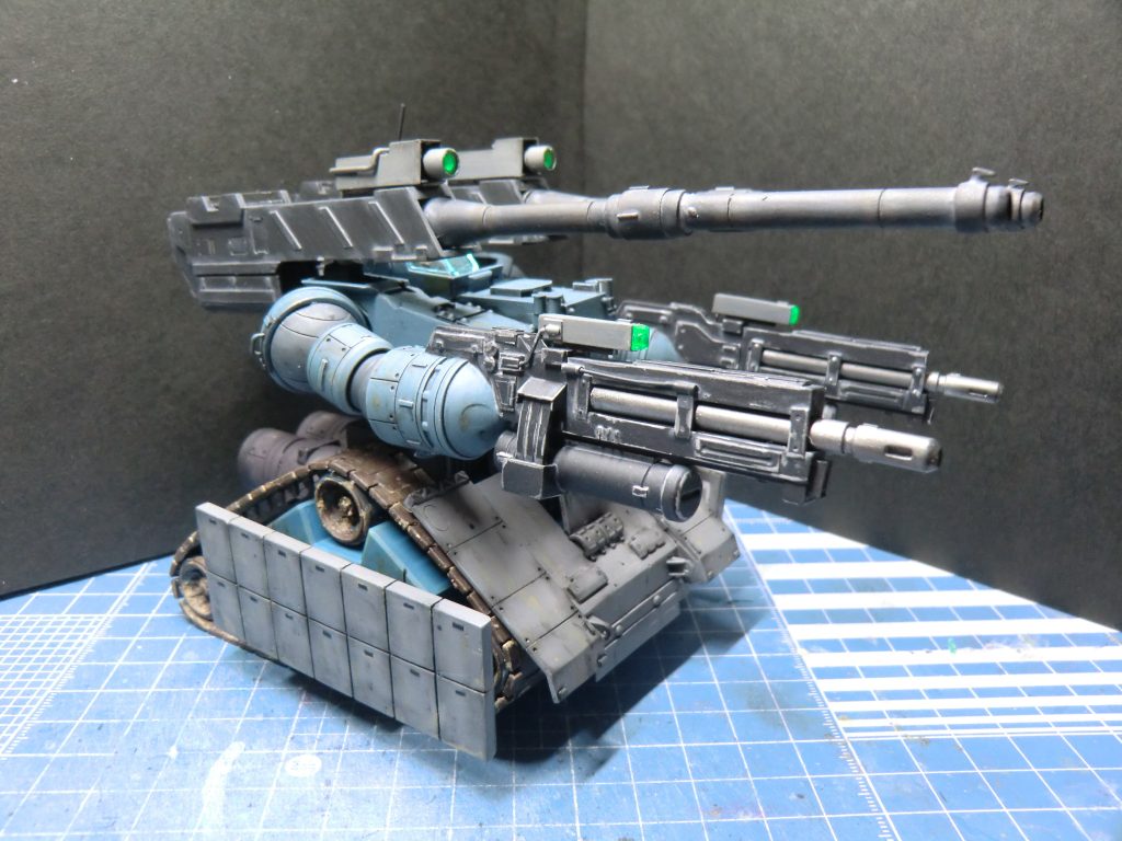 下半身の足回りはほぼ追加装甲（ルナチタニウム製）で覆ってます