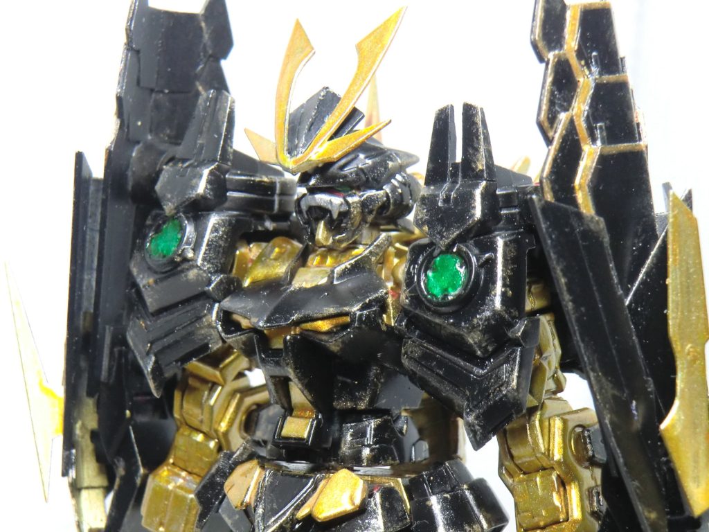 前立(頭部)はカッコつけでもあるが、一応粒子制御機能を持っている。しかし想定した機能を発揮出来ないので、現状では飾り以外の何物でもない。密かにRGシステムを内蔵しており、追加装甲や金色塗装は発光によるシステム稼働を悟られないようにするためのものでもある。ちなみに天ノ邪鬼(あまのじゃく)と名乗るのは所詮オリジナルに届かないモノマネである事を自覚し自身を嘲笑して捻くれたからです。