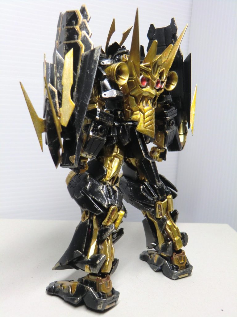 背面の鬼の面も機能的にはオリジナルとほぼ変わらないが、両肩にも盾を担いでいるのでほとんど使用しない。(使い分けが面倒といのもある)粒子タンクとしての機能を持っているメインバーニアはオリジナルと変わらないが、盾ビーム砲は高出力化すると反動が凄まじい事が判明した為、瞬間ブースターとして利用が可能。重装甲の癖に突撃戦法が可能となったおかげで、矛による攻撃性能が更に上がっている。